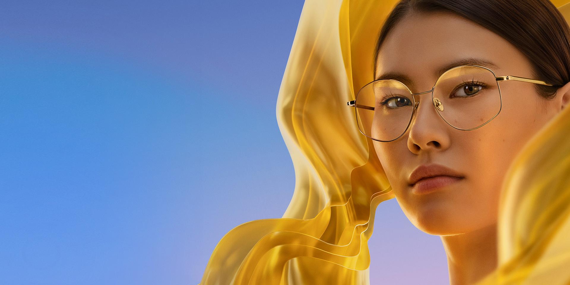 A women wearing clear spectacles with ZEISS DuraVision Gold UV, adding a subtle but distinctive golden reflex to the lenses.