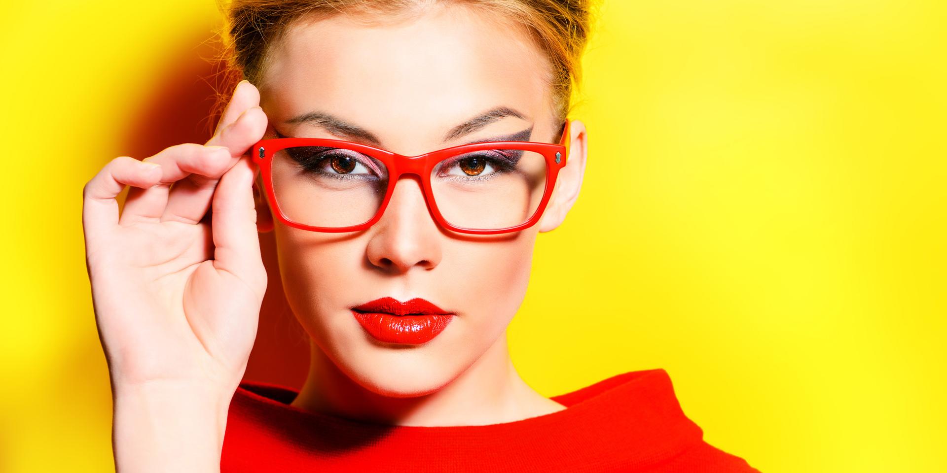 Makeup tips for women who wear glasses and contact lenses